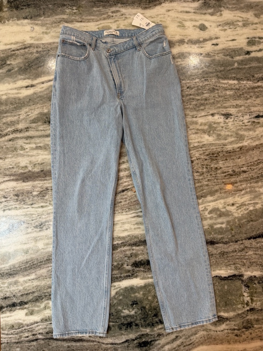 NWT Abercrombie & Fitch The 90’s Straight Ultra High Rise Light Wash Jeans - Picture 2 of 8